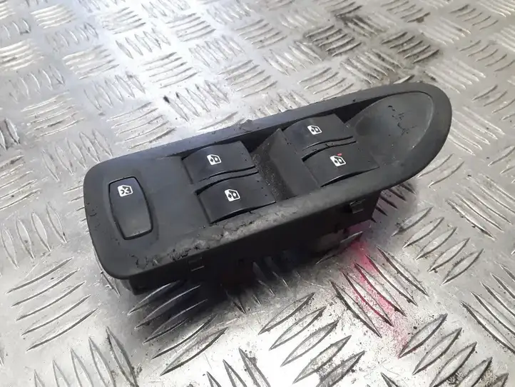 Opel Vivaro (2006 - 2014) 8200396435 Кнопка стеклоподъемников — фото 1