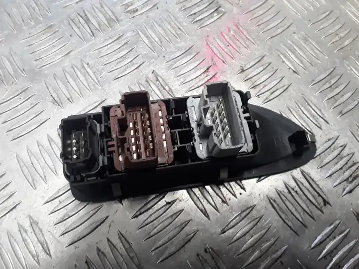 Opel Vivaro (2006 - 2014) 8200396435 Кнопка стеклоподъемников — фото 2