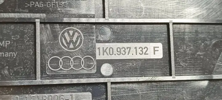 Volkswagen PASSAT B6 (2005 - 2010) 1K0937132F Крышка ящика предохранителей — фото 4
