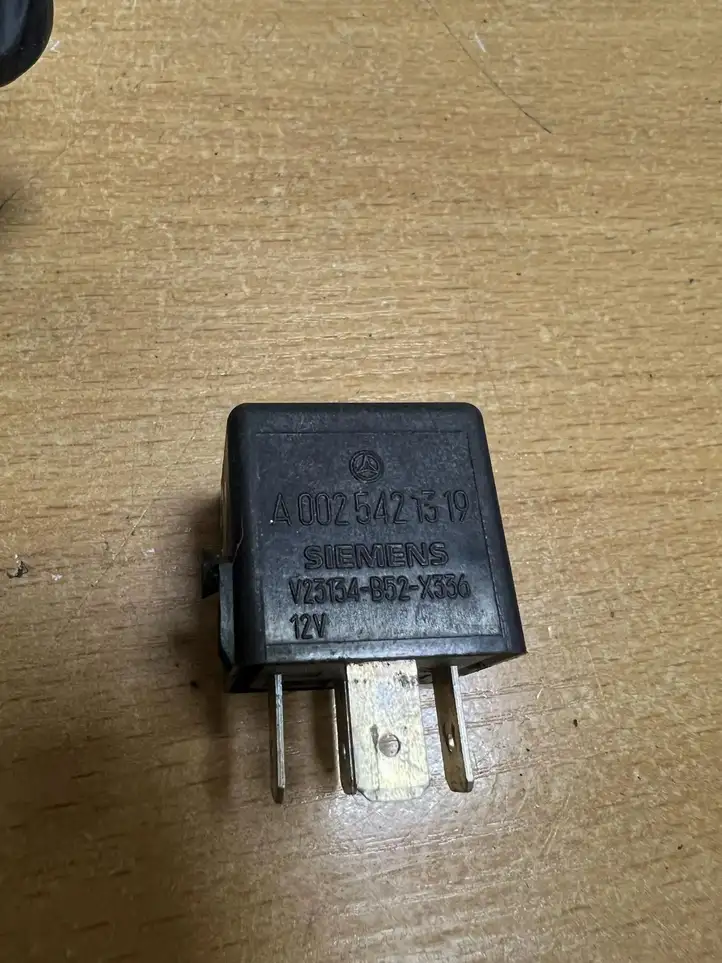 Audi A6 S6 C5 4B (1997 - 2001) A0025421319 Реле аварийных фонарей — фото 3