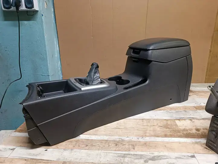 Hyundai Santa Fe (2005 - 2009)   Подлокотник