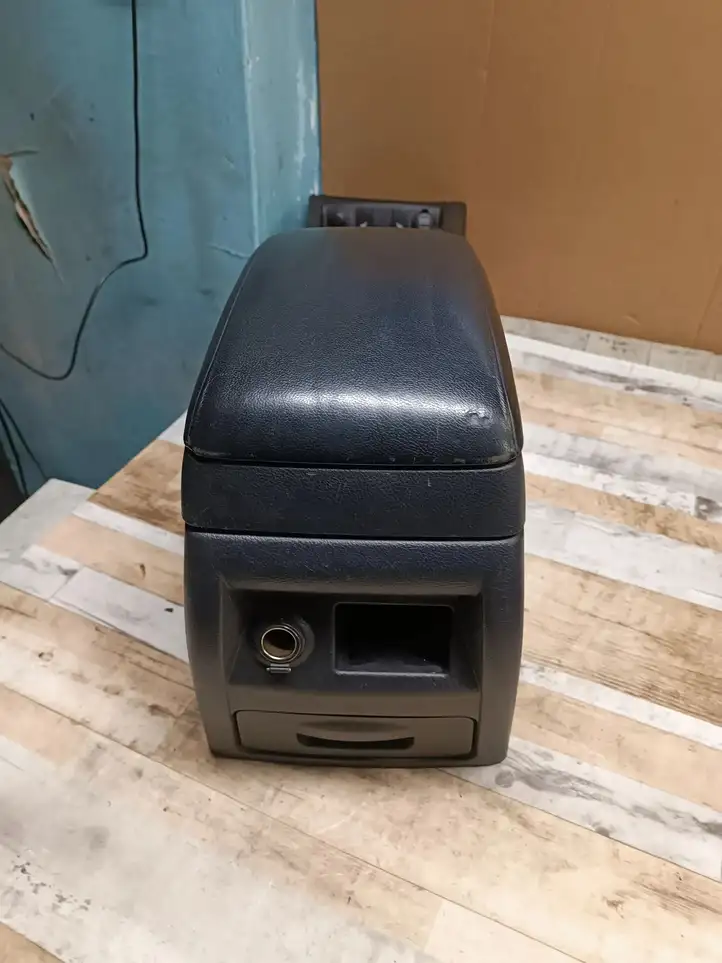 Hyundai Santa Fe (2005 - 2009)   Подлокотник