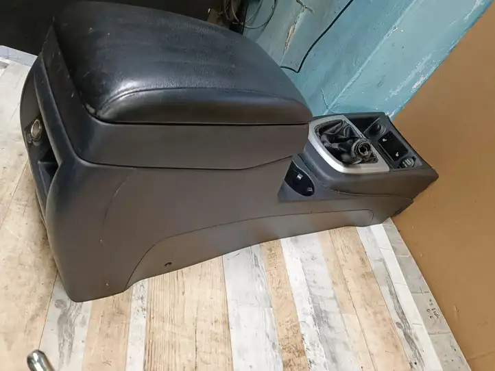 Hyundai Santa Fe (2005 - 2009)   Подлокотник