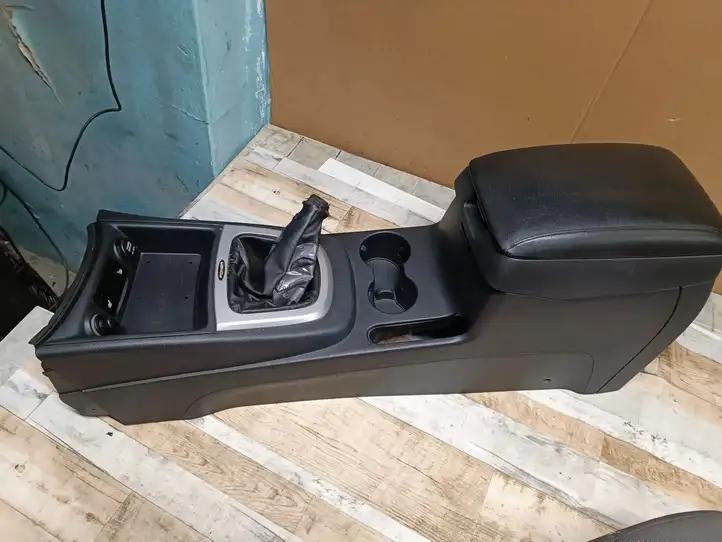 Hyundai Santa Fe (2005 - 2009)   Подлокотник