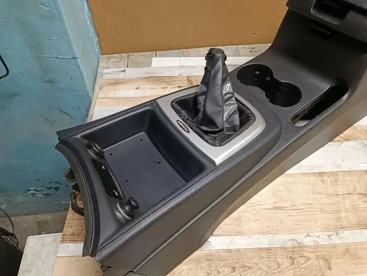 Hyundai Santa Fe (2005 - 2009)   Подлокотник