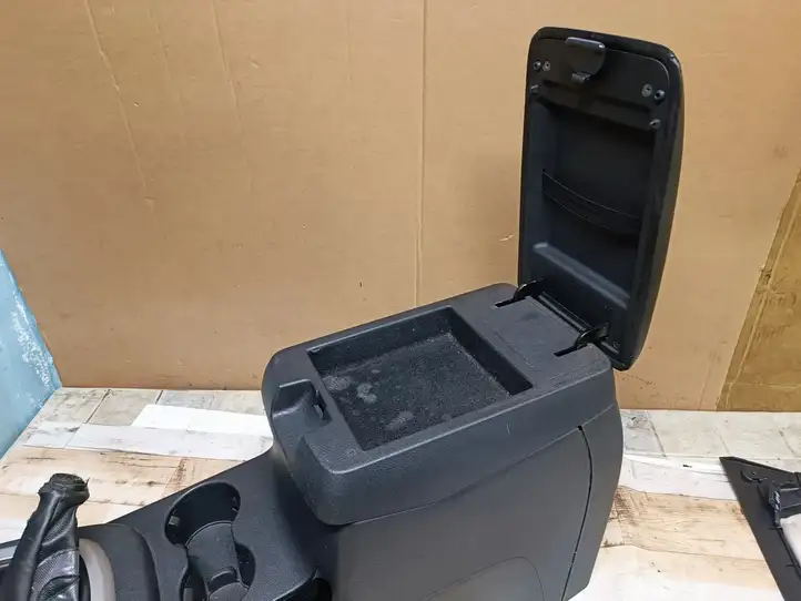 Hyundai Santa Fe (2005 - 2009)   Подлокотник