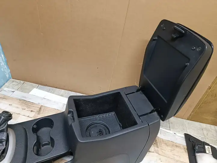 Hyundai Santa Fe (2005 - 2009)   Подлокотник