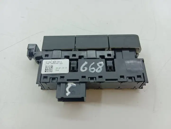 Volkswagen Golf VII (2013 - 2019) 5G1927238E Кнопка парктроника — фото 2