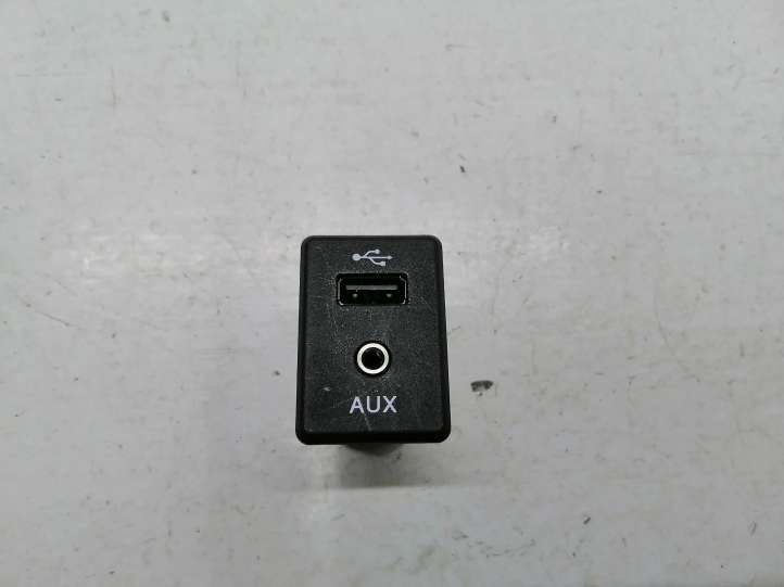 795405004 Nissan Qashqai USB jungtis