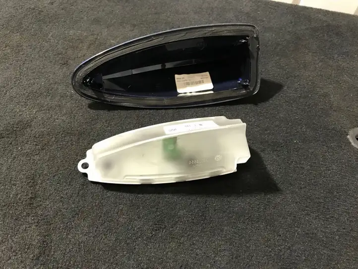 BMW 5 F10 F11 (2009 - 2016) 9175359 Крышка GPS-антенны — фото 1