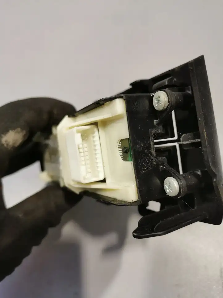 Toyota Prius (XW30) (2009 - 2015) 8404033100 Блок кнопок стеклоподъемников — фото 2