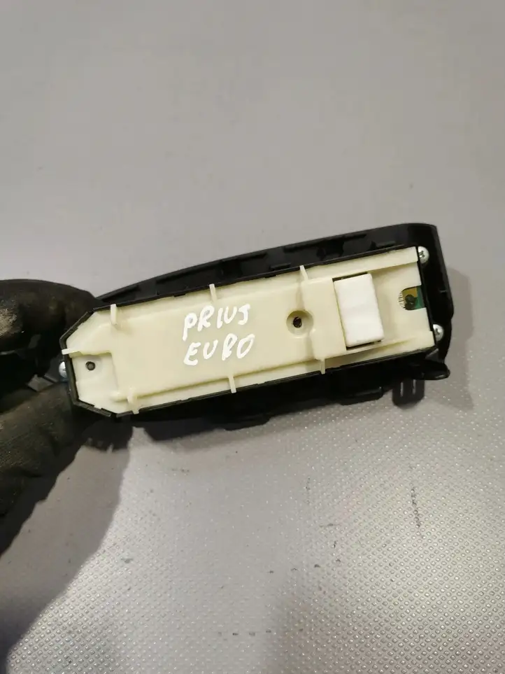 Toyota Prius (XW30) (2009 - 2015) 8404033100 Блок кнопок стеклоподъемников — фото 3