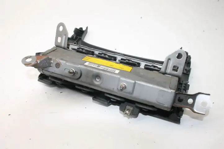 Toyota Prius (XW30) (2009 - 2015) Коленная подушка безопасности — фото 3