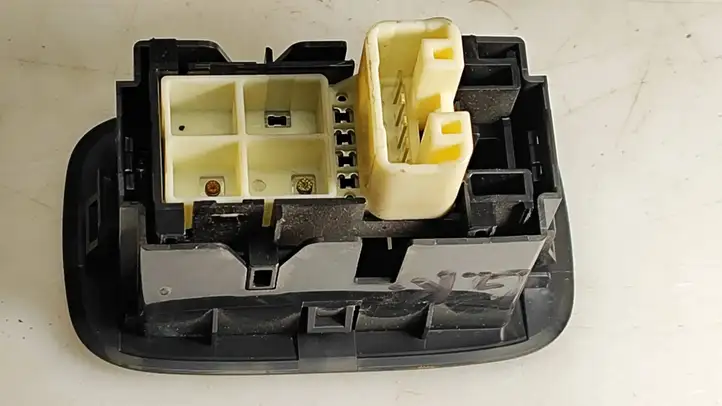 Toyota Auris 150 (2006 - 2012) Кнопка стеклоподъемников — фото 1