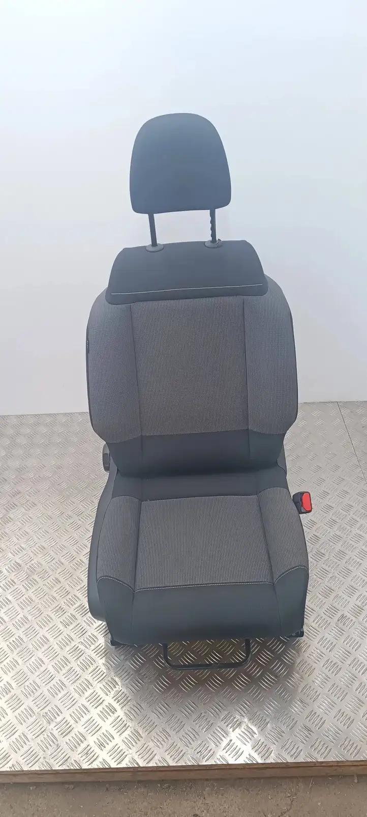 Citroen C3 (2016 - ) Переднее сиденье пассажира — фото 1