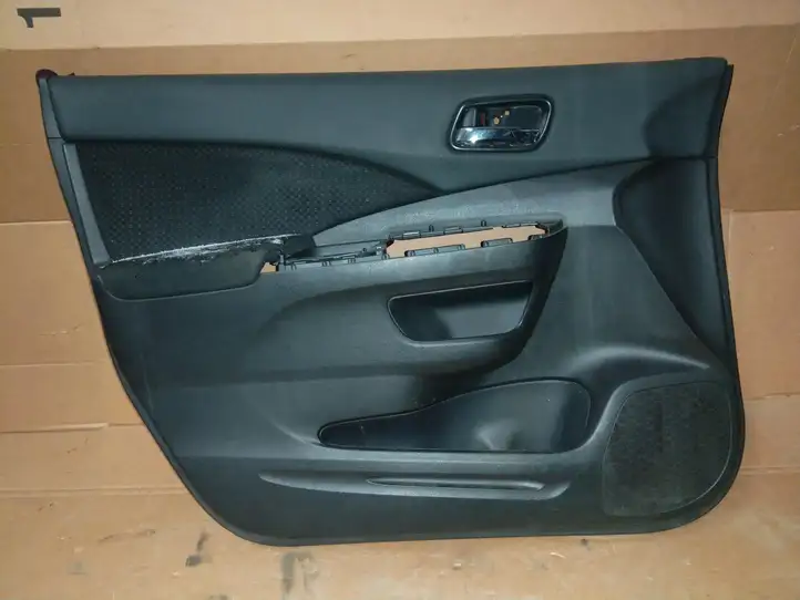 Honda CR-V (2012 - 2016) Обшивка передней двери — фото 1