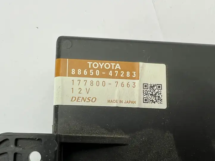 Toyota Prius (XW30) (2009 - 2015) 8865047283 Прочие блоки управления — фото 4