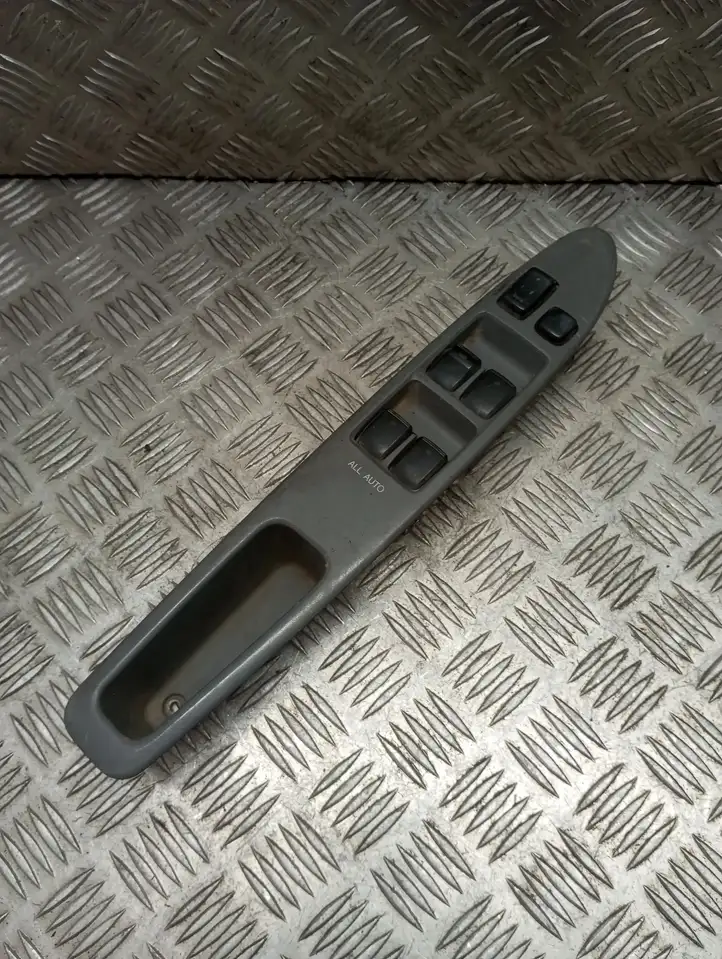 Toyota Avensis Verso (2001 - 2004) 8404044030 Блок кнопок стеклоподъемников — фото 1