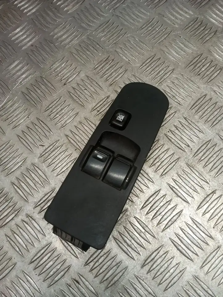 Mitsubishi Colt (2004 - 2008) MR587959 Кнопка стеклоподъемников — фото 1