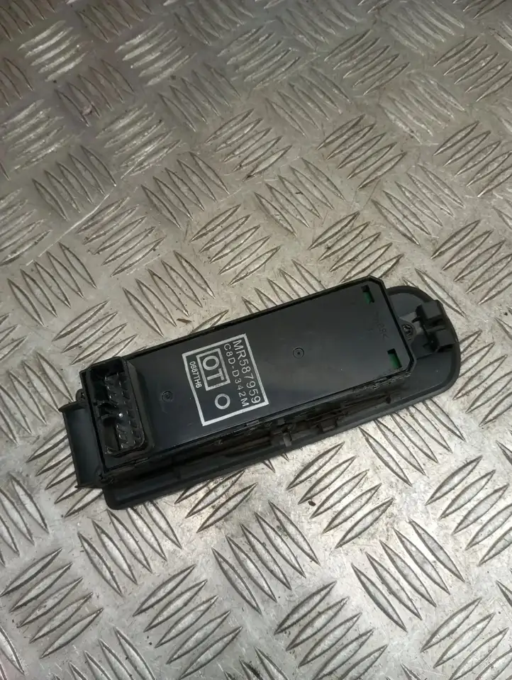 Mitsubishi Colt (2004 - 2008) MR587959 Кнопка стеклоподъемников — фото 3