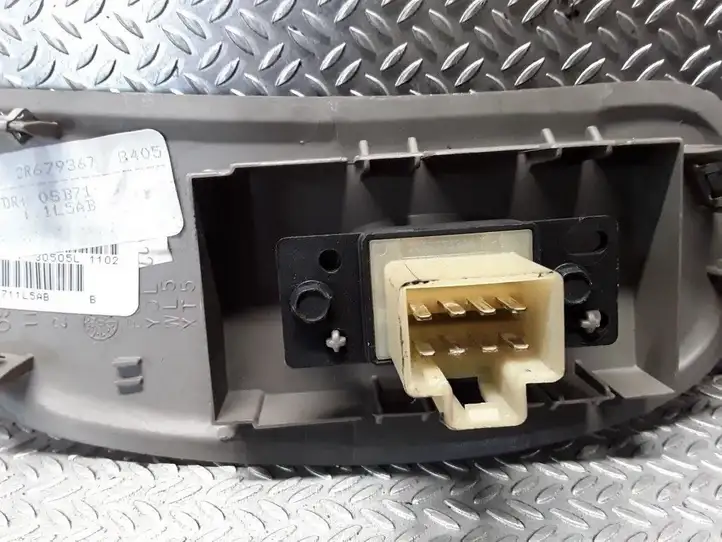 Chrysler Town & Country IV (2000 - 2007) 04685753AA Блок кнопок стеклоподъемников — фото 2