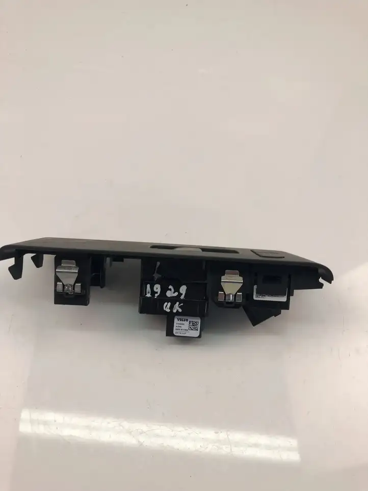 Volvo XC40 (2017 - ) 31456060 Кнопка стеклоподъемников — фото 3