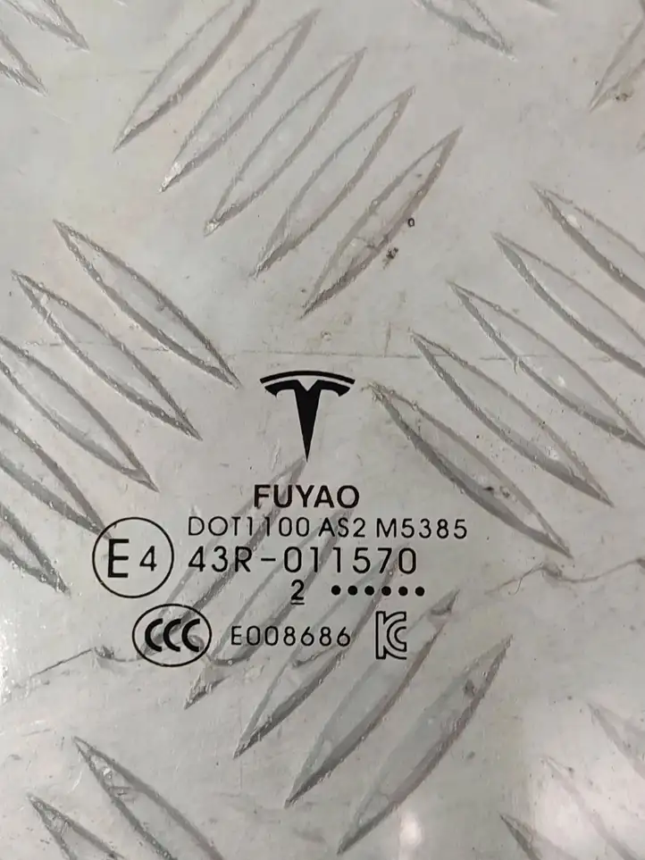 Tesla Model 3 (2017 - 2023) 43R011570 Стекло задней двери — фото 4