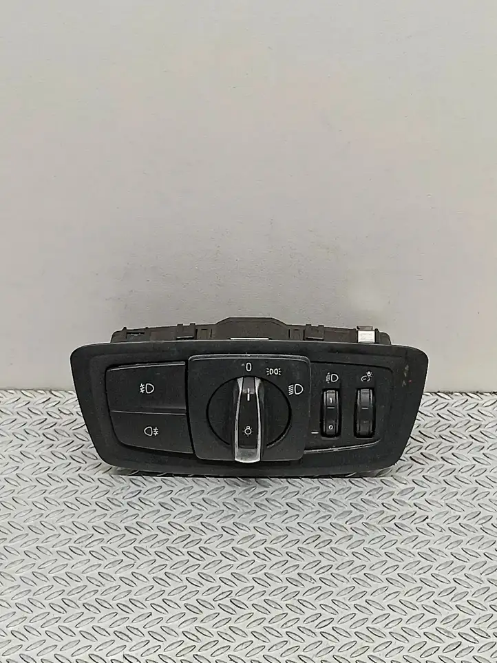 BMW X1 F48 F49 (2015 - 2022) 9393610 Включатель фонарей — фото 1