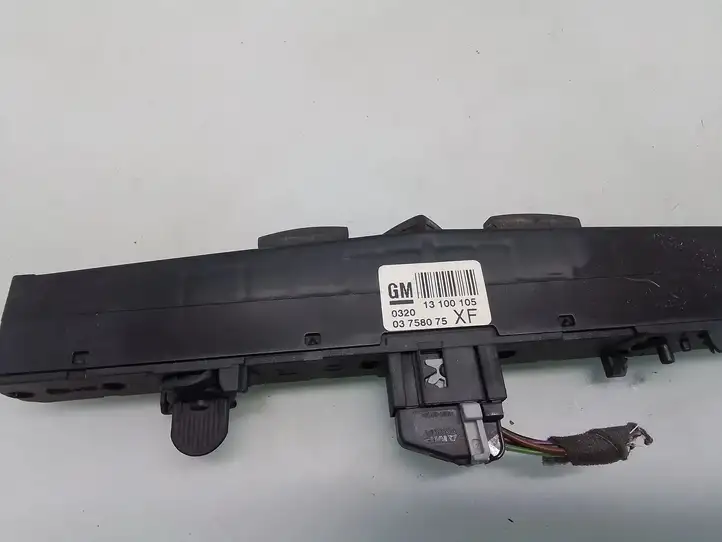 Opel Astra H (2004 - 2009) 13100105 Включатель аварийных фонарей — фото 3