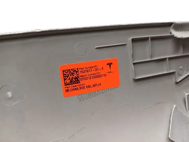 Tesla Model 3 (2017 - 2023) 1527917-01-F Верхняя обшивка стойки D — фото 4