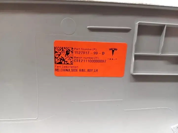 Tesla Model 3 (2017 - 2023) 1527917-99-D Верхняя обшивка стойки D — фото 2