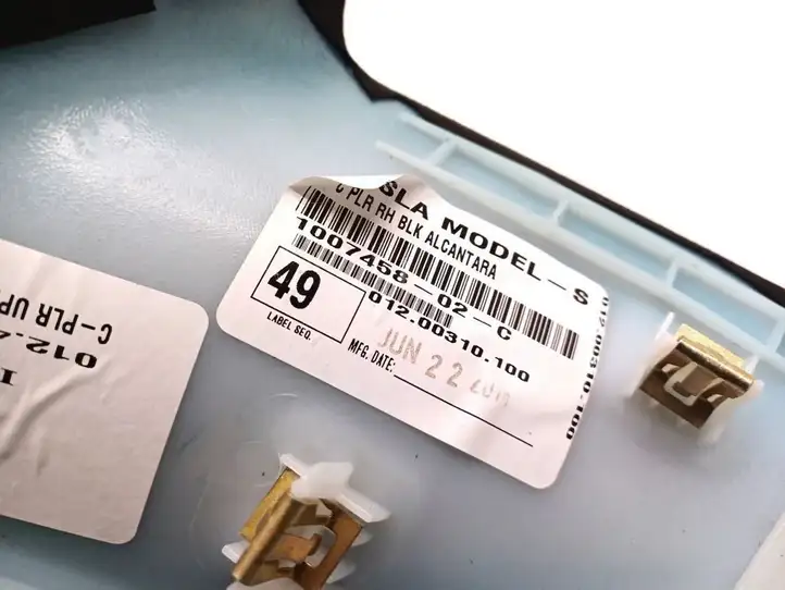 Tesla Model S (2012 - 2016) 1007458-02-C Верхняя обшивка стойки D — фото 2