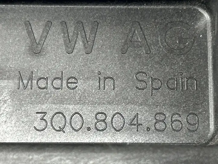 Volkswagen PASSAT B8 (2015 - ) 3Q0804869 Площадка аккумулятора — фото 3