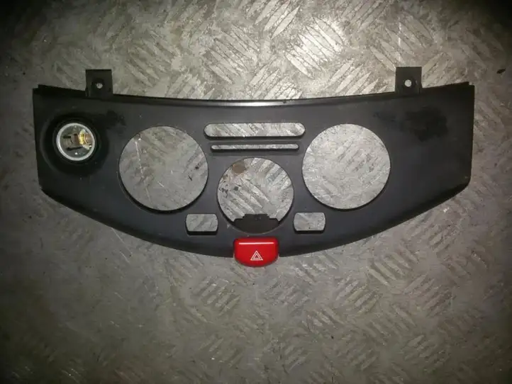 Nissan Micra (2003 - 2007) 06019 Включатель аварийных фонарей — фото 1