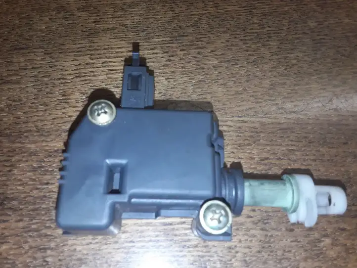 Toyota Avensis T220 (2000 - 2003) 7703005010 Замок крышки топливного бака — фото 1