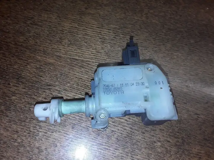Toyota Avensis T220 (2000 - 2003) 7703005010 Замок крышки топливного бака — фото 3