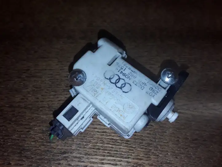 Audi A6 S6 C6 4F (2004 - 2008) Замок крышки топливного бака — фото 1