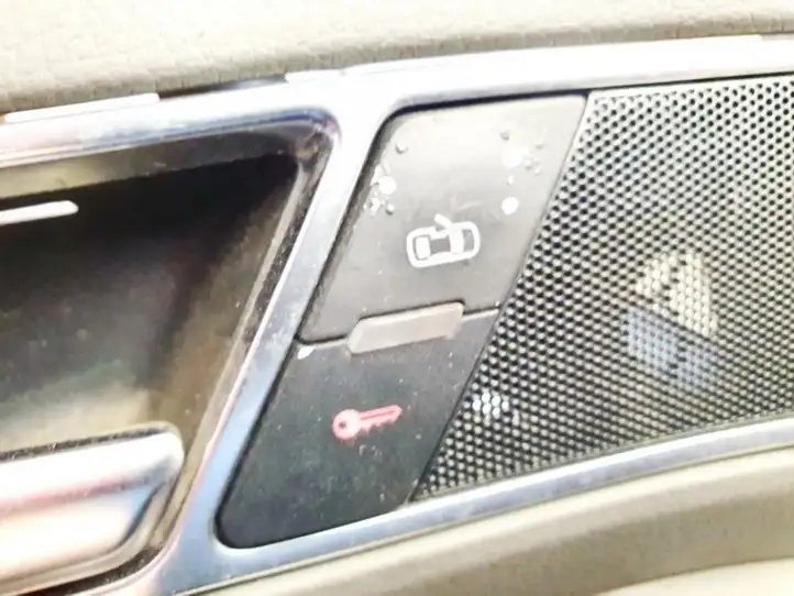 Audi A6 S6 C6 4F (2008 - 2011) Включатель центрального замка — фото 2