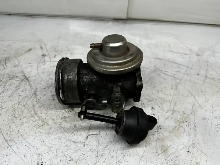Volkswagen PASSAT B5.5 (2001 - 2005)  051703024 Клапан EGR