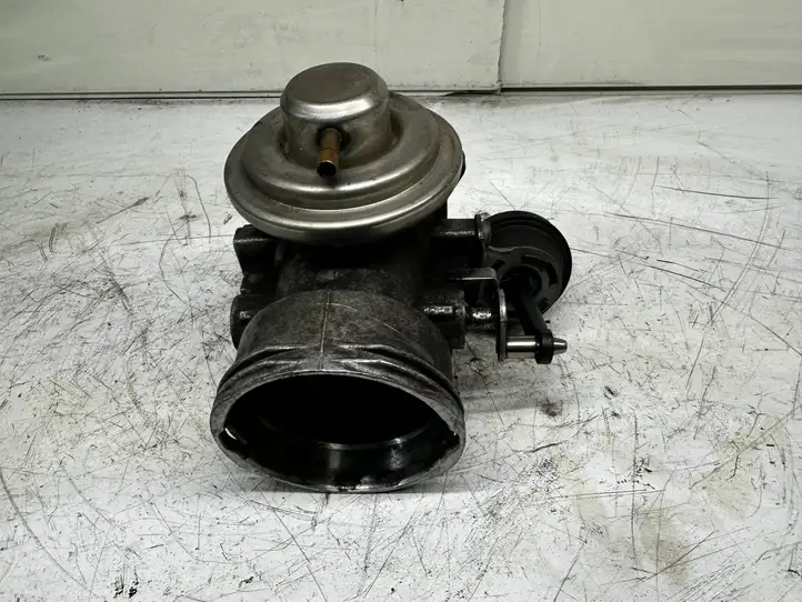 Volkswagen PASSAT B5.5 (2001 - 2005)  051703024 Клапан EGR