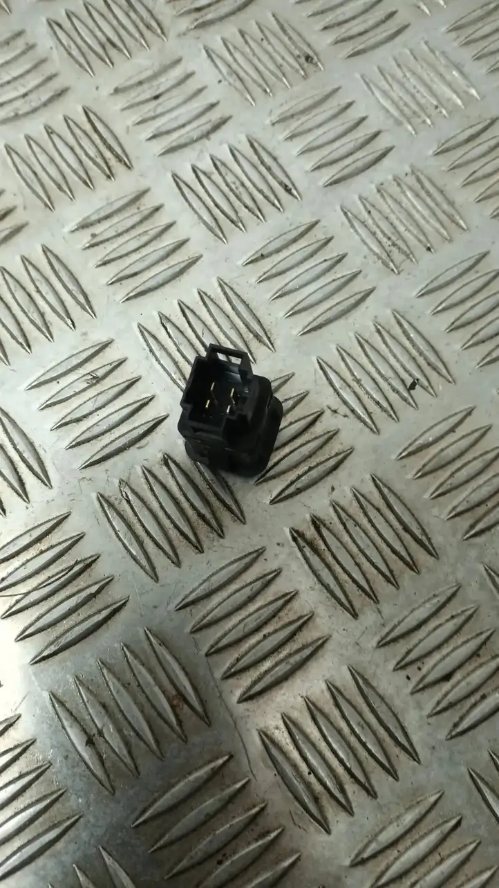 Skoda Fabia Mk2 (5J) (2007 - 2014) 03000310 Включатель открытия топливного бака — фото 3