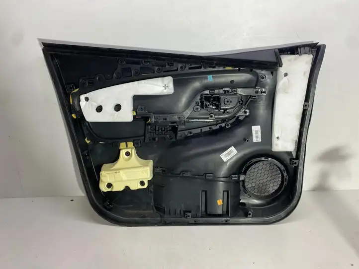 Toyota Yaris (2014 - 2019) 677630d130 Обшивка передней двери — фото 3