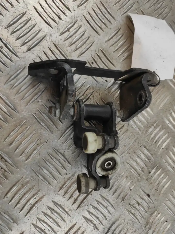 Mercedes-Benz Sprinter W906 (2006 - 2018) A9067600247 Средняя направляющая ролика раздвижной двери — фото 5