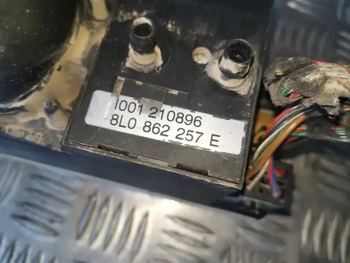 Audi A3/S3 8L (1996 - 2000) 8L0862257E Вакуумный насос центрального замка — фото 2