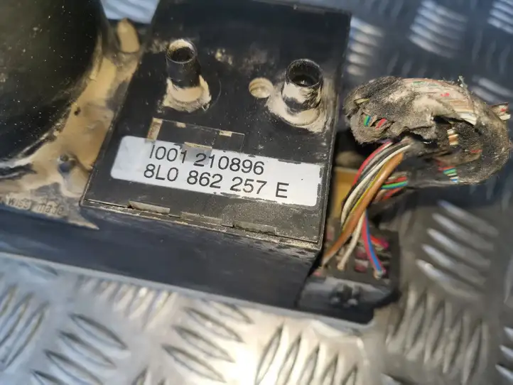 Audi A3/S3 8L (1996 - 2000) 8L0862257E Вакуумный насос центрального замка — фото 4