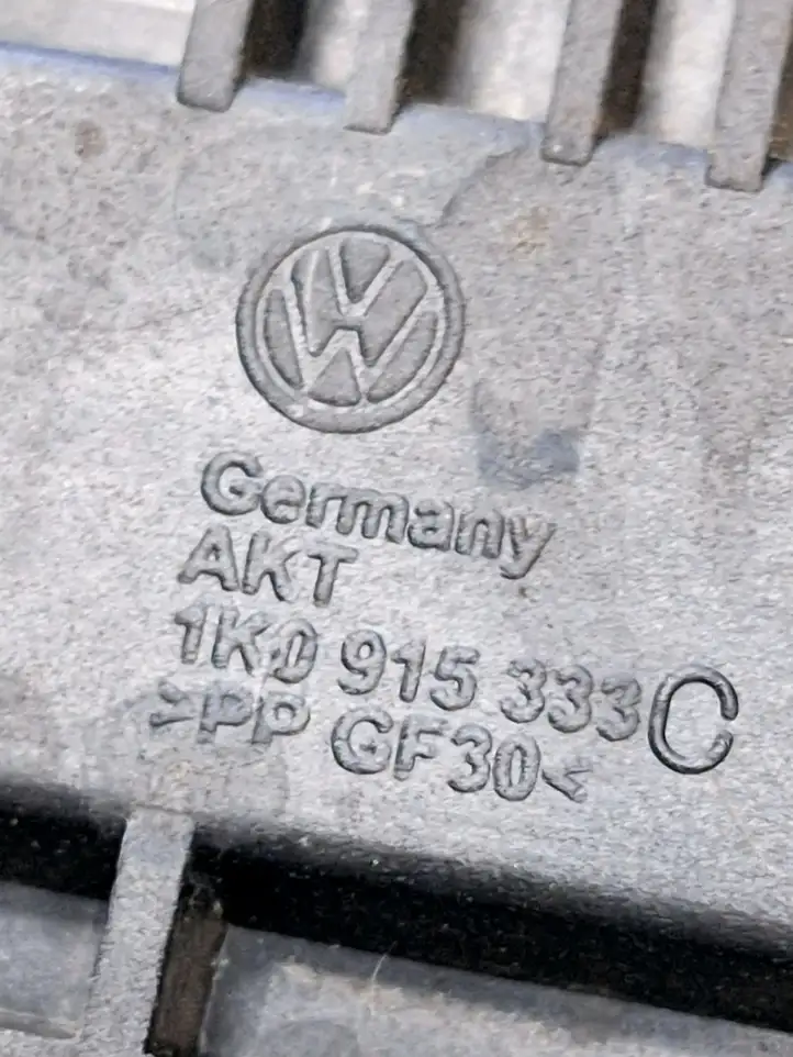 Volkswagen Golf V (2003 - 2009) 1K0915333C Площадка аккумулятора — фото 2