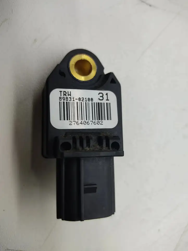 Toyota Avensis T270 (2012 - 2015) 8983102100 Датчик удара SRS — фото 2