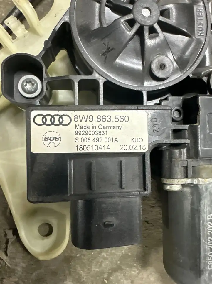 Audi A4 S4 B9 (2015 - 2019) 8W9863560 Механизм шторки багажника — фото 5