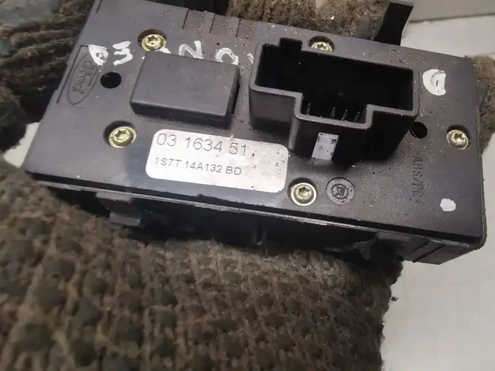 Ford Mondeo Mk III (2000 - 2007) 1S7TT14A132BD Кнопка стеклоподъемников — фото 4