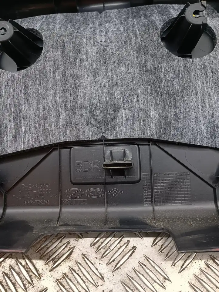 Kia Ceed (2015 - 2018) 81751A2000 Комплект обшивки крышки багажника — фото 3